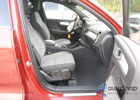 2024 Volvo Xc40 B5 Core Bright Theme z USA, uszkodzony, nr VIN YV4L12UK3R2315858